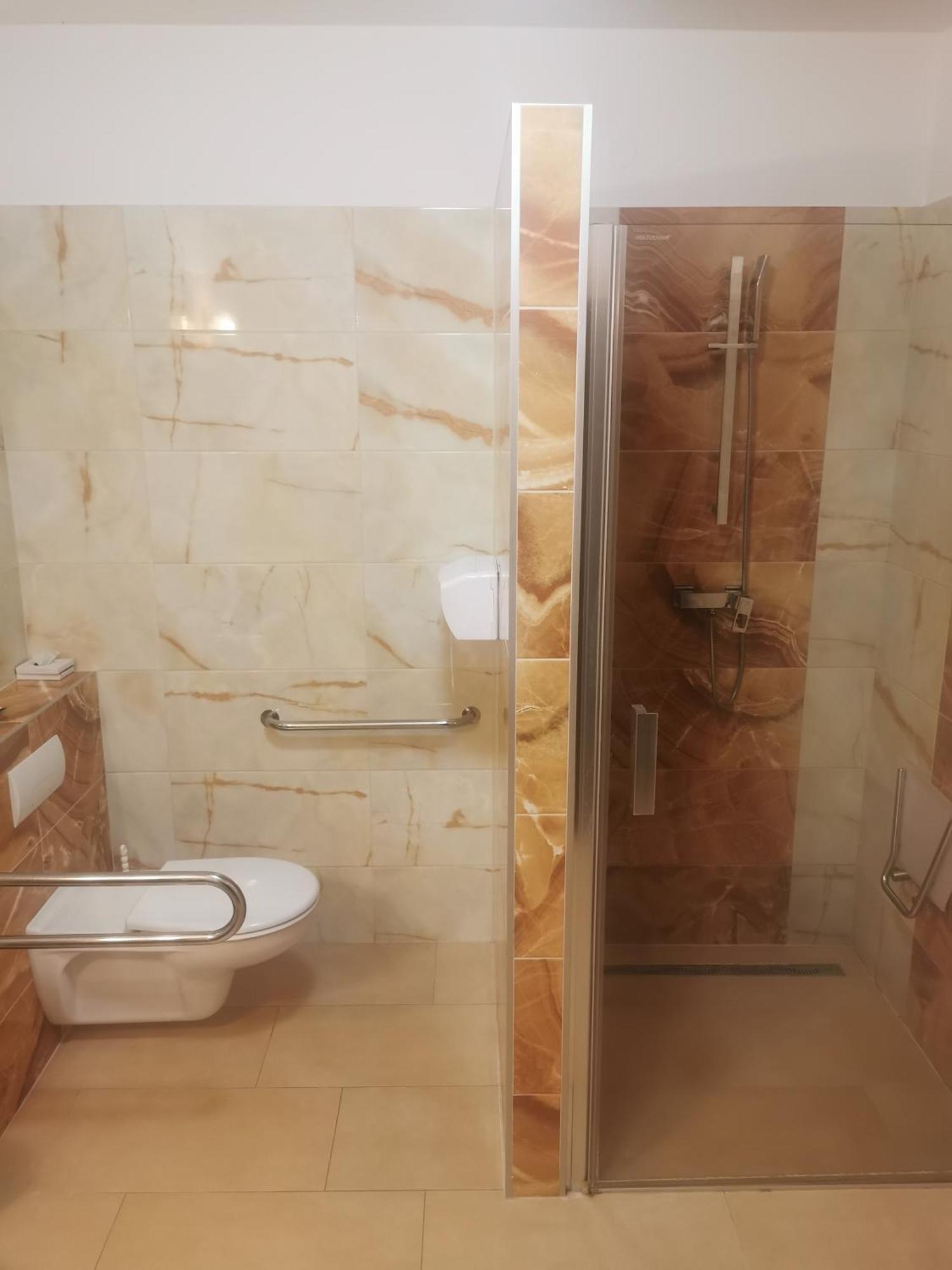 Hotel Diana Nove Mesto nad Vahom Exterior photo