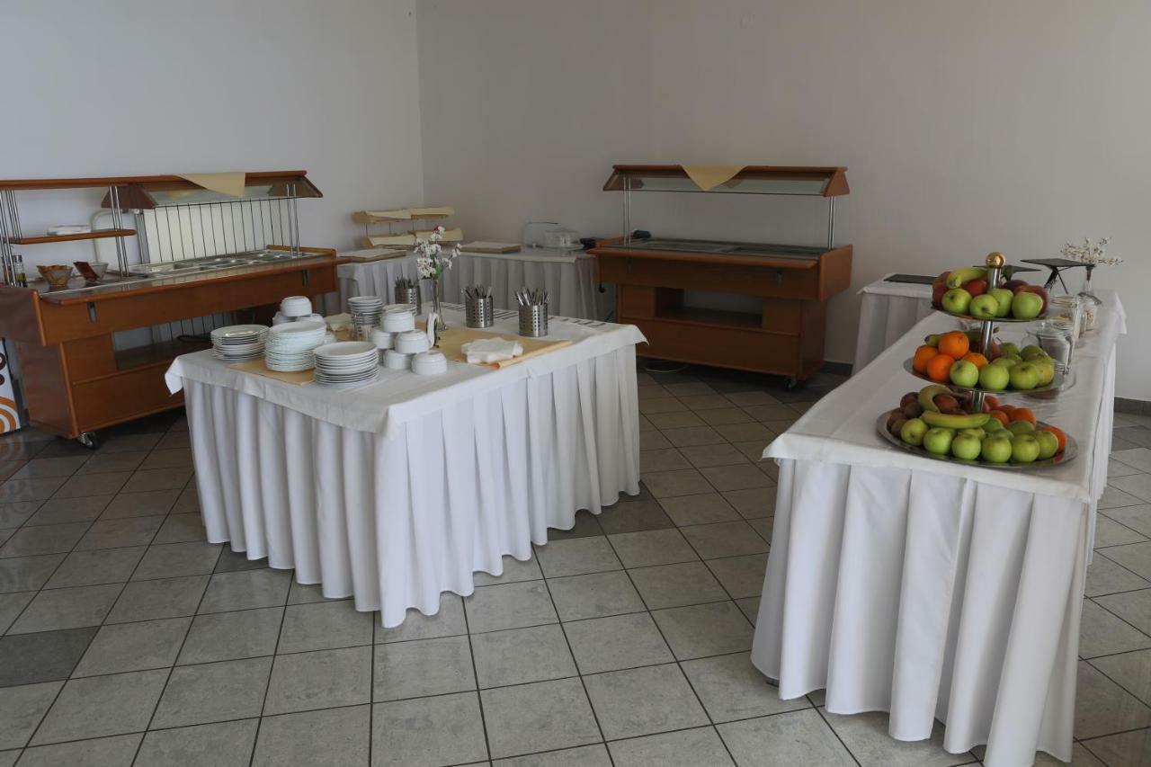 Hotel Diana Nove Mesto nad Vahom Exterior photo